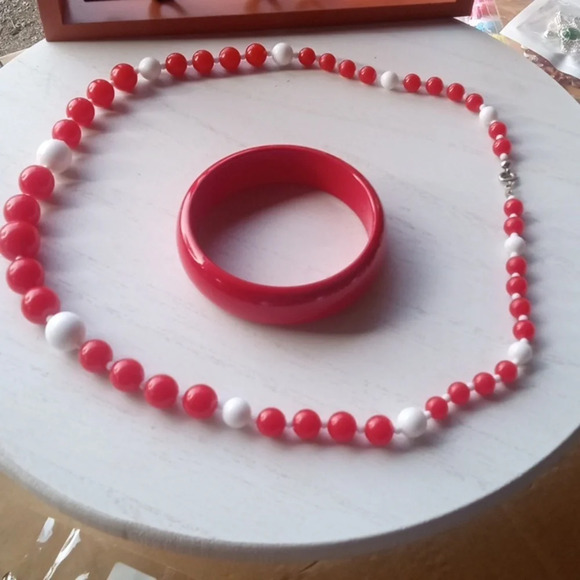 Vintage red bangle with necklace - Picture 1 of 3